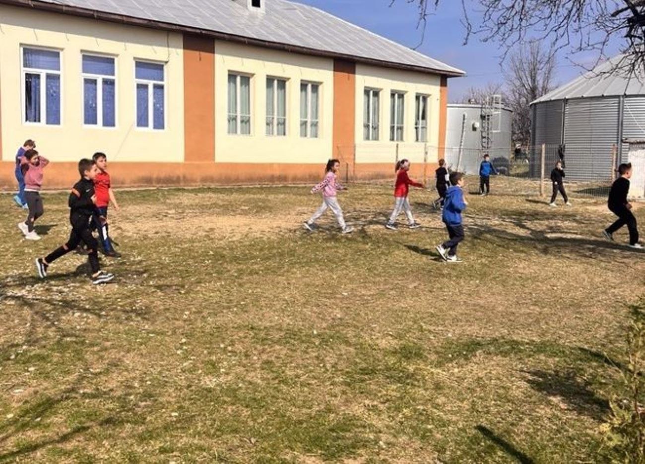 Copii forțați să devină adulți: jumătate renunță la liceu din cauza sărăciei