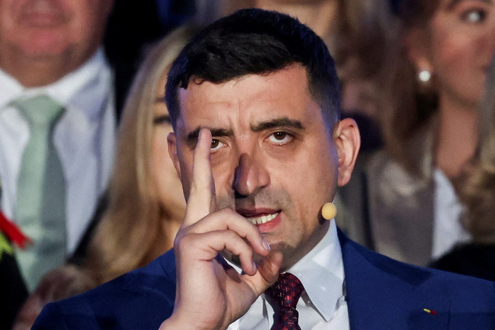 George Simion își varsă năduful pe Emmanuel Macron. „Adevăratul câştigător al alegerilor din România”