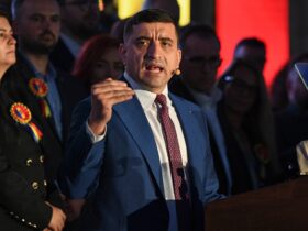 Haaretz: Simion se folosește de prietenia cu Netanyahu pentru a evita acuzațiile de antisemitism