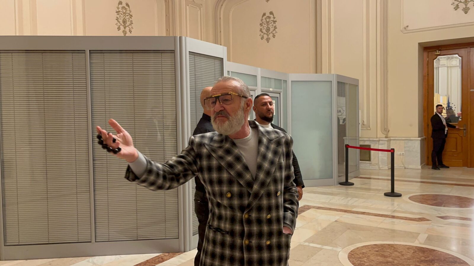 Gigi Becali jubilează după decizia CCR: „Trebuie să știe toată lumea averea mea și banii mei din cont?” Gigi Becali jubilează după decizia CCR: „Trebuie să știe toată lumea averea mea și banii mei din cont?”