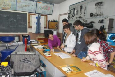 Învățământul tehnologic, în haine noi din anul școlar viitor. Dispare profesionala, se păstrează bursa. „Cu dualul e o problemă”