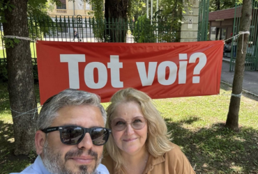 „Tot voi?”. Banner afișat la sediul PSD. Peste 13.000 de membri ar fi nemulțumiți de conducere, susține un protestatar
