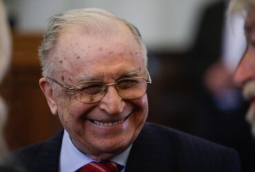 Iliescu, mesaj pentru români: „M-aș bucura ca atunci când votați să vă gândiți la lumea pe care nu ați trăit-o”