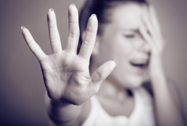 Femeile din România, între victime ale violenței și absența din funcții de decizie. „Încă nu suntem într-o societate normală”