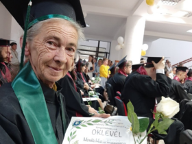 O femeie din Sfântu Gheorghe a absolvit facultatea la 73 de ani: „Profesorii nu m-au lăsat, colegii m-au susținut”