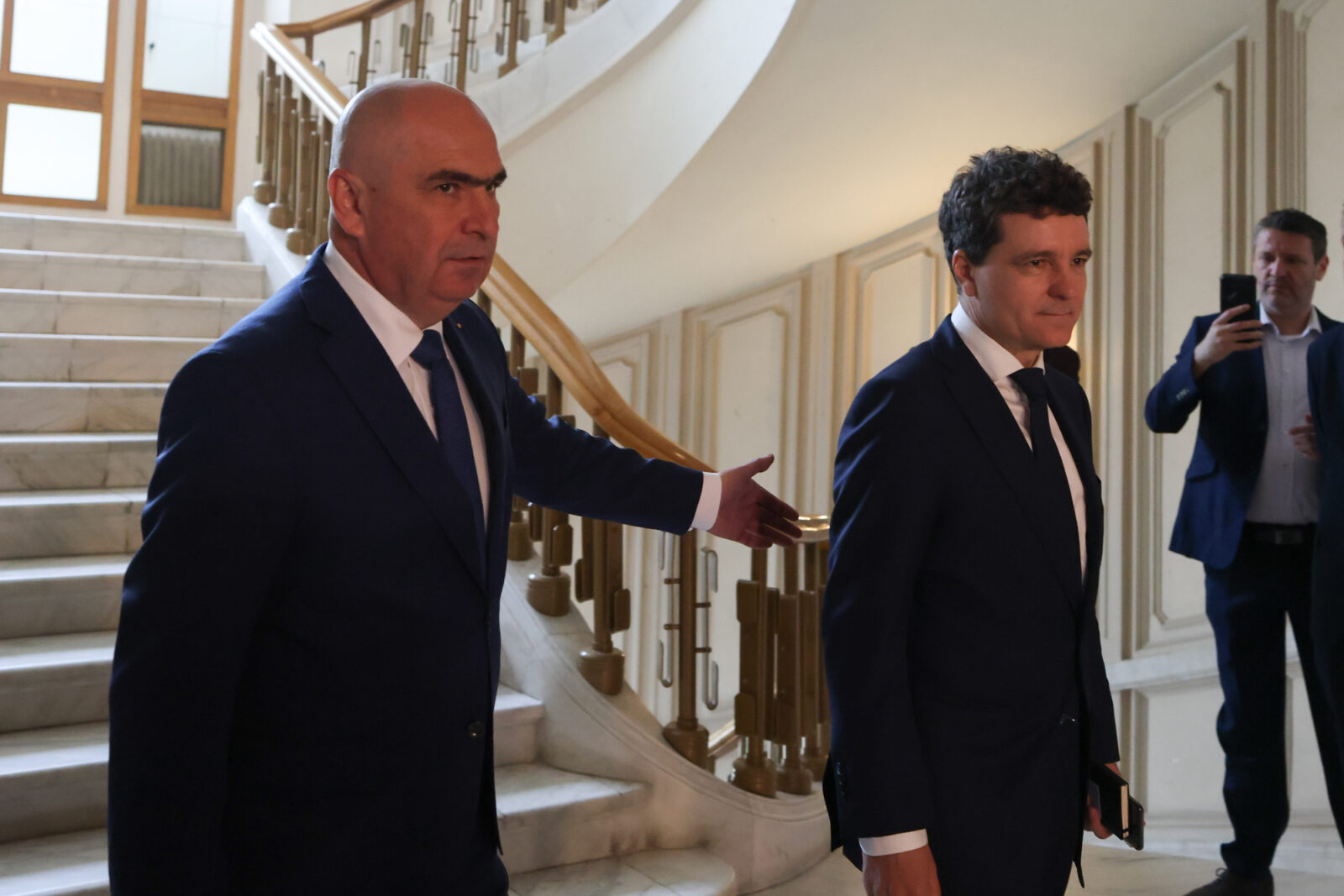 INTERVIU Șapte lideri din PSD vorbesc despre decizia iminentă pe care trebuie să o ia partidul. Ce spun despre Nicușor Dan și Ilie Bolojan / „E mai important șeful ANAF-ului decât cine e premierul” INTERVIU Șapte lideri din PSD vorbesc despre decizia iminentă pe care trebuie să o ia partidul. Ce spun despre Nicușor Dan și Ilie Bolojan / „E mai important șeful ANAF-ului decât cine e premierul”