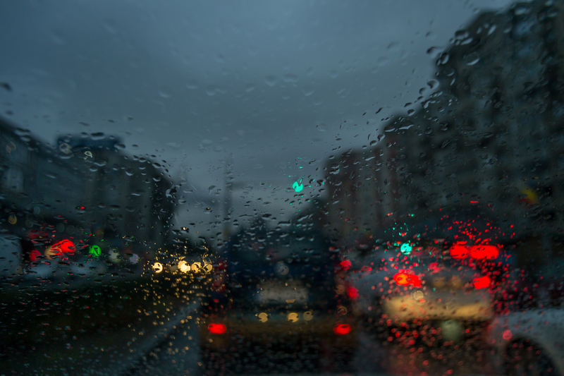 Copaci căzuți, autoturisme avariate și alte pagube. Urmările vijeliei din Capitală Copaci căzuți, autoturisme avariate și alte pagube. Urmările vijeliei din Capitală
