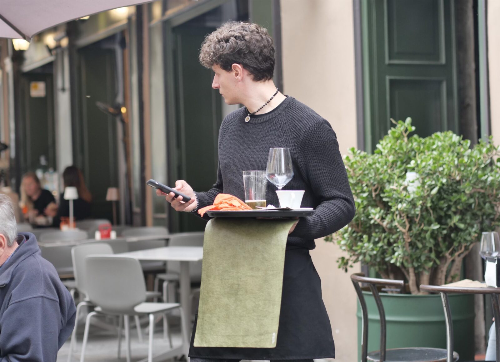 Românii și-au rărit mesele luate în oraș: afacerile restaurantelor au scăzut cu peste 8% în primele 4 luni Românii și-au rărit mesele luate în oraș: afacerile restaurantelor au scăzut cu peste 8% în primele 4 luni
