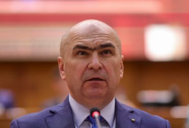 Huzur pe bani publici la Guvern: bufet cu ospătari și mașini care consumă 20 de litri la suta de kilometri. Ce cheltuieli taie Bolojan
