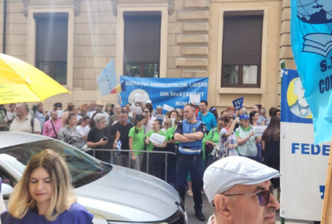 Sindicaliștii protestează a doua zi la rând în fața Ministerului Educației și cer demisia ministrului David