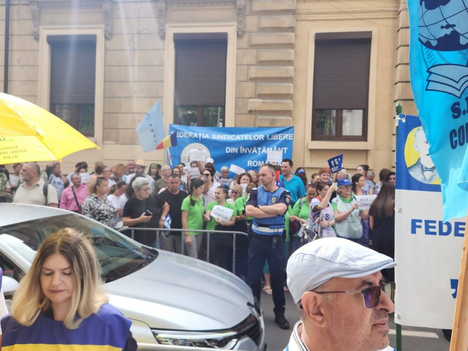 Sindicaliștii protestează a doua zi la rând în fața Ministerului Educației și cer demisia ministrului David