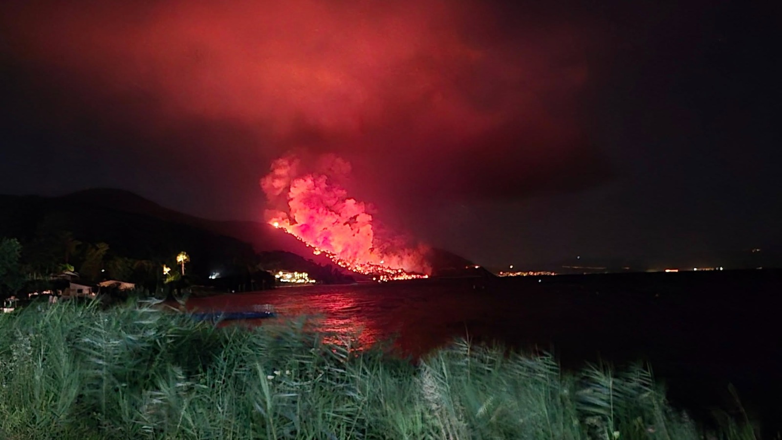 ULTIMA ORĂ Incendiu puternic în insula Thassos, unde mulți români își petrec vacanța. Pompierii pot interveni doar terestru – VIDEO
