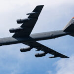 „Manevră agresivă” de urgență în aer: Coliziune cu un bombardier B-52 al armatei americane, evitată la limită de un pilot al unui avion comercial