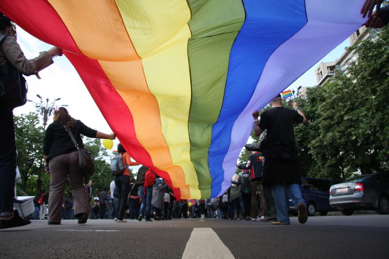 Mii de persoane au participat la marşul Pride din Iaşi. O femeie a aruncat cu agheasmă, iar un bărbat le-a strigat „aici e România, suntem ortodocşi”