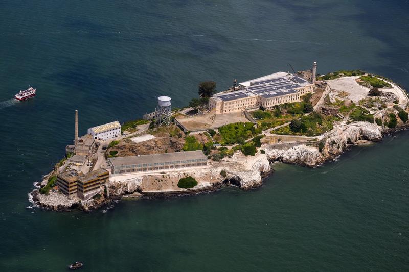Cât poate costa redeschiderea celebrei închisori Alcatraz, cerută de Trump pentru a duce acolo „pleava societății”