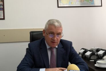 Adrian Ţuţuianu (PSD), numit secretar de stat în cadrul Secretariatului General al Guvernului. Funcția primită de Dan Reşitnec