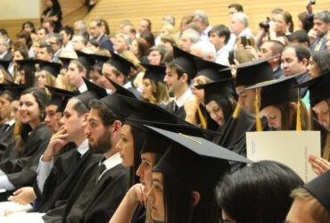 Tăiere masivă a burselor studențești. Viitorii dascăli pierd 1.500 lei, bursele de excelență eliminate. Educația, victima reformei bugetare