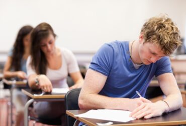 Bacalaureatul de toamnă 2025 continuă cu proba obligatorie a profilului. Elevii susțin examenul de Istorie sau Matematică
