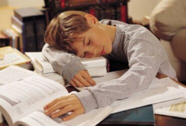 STUDIU Elevii români petrec de două ori mai mult timp făcând teme față de copiii din țările nordice
