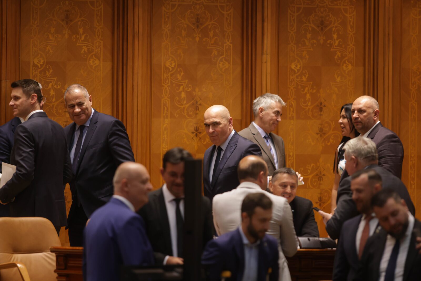 Românii, revoltați de haosul fiscal. Experții spun că PSD frânează reformele vitale: „Lumea crede că doar poporul suferă” Românii, revoltați de haosul fiscal. Experții spun că PSD frânează reformele vitale: „Lumea crede că doar poporul suferă”