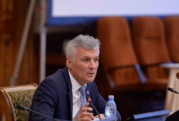 Un senator PSD îl atacă pe Bolojan, după declarațiile despre riscul de faliment al României: „Extrem de dăunătoare pentru economie”