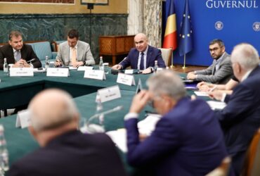 Guvernul Bolojan pregătește OUG care să interzică cumulul pensiei cu salariul. Transferurile și detașările vor fi blocate