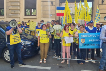 Sindicatele contestă declarațiile lui Bolojan privind norma didactică și continuă protestele din Educație până pe 8 septembrie