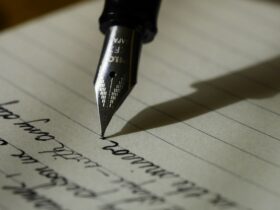 Cum îi înveți pe copii să își organizeze notițele: caiet clasic sau foi libere, creion sau stilou?