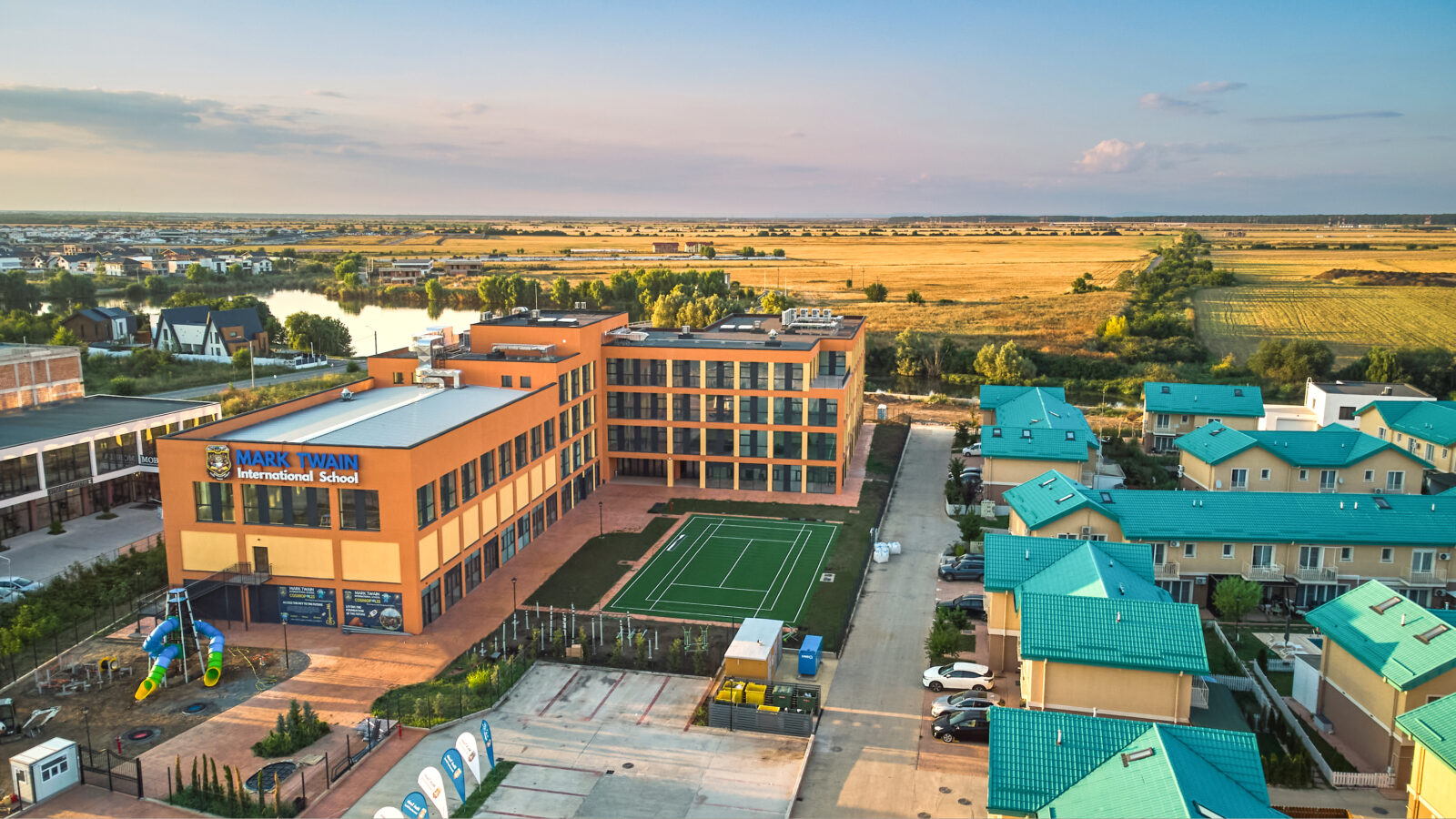 Educația ca infrastructură: Școala internațională care imprimă direcția și ritmul unei comunități moderne – Modelul Cosmopolis și Mark Twain International School Educația ca infrastructură: Școala internațională care imprimă direcția și ritmul unei comunități moderne – Modelul Cosmopolis și Mark Twain International School
