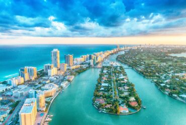 Vacanțe la Miami, pe bani publici. Angajați din 12 primării, trimiși la programe de „combatere a sărăciei”