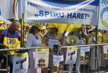 Ministrul Educaţiei cere profesorilor să protesteze mai cu stil, „fiindcă societatea se uită la noi”
