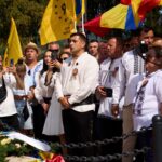 Simion și alaiul său, scandal la Țebea. Fotograful liderului AUR a urcat pe mormântul lui Avram Iancu, de unde a fost scos de preot