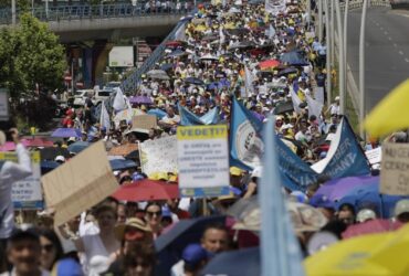 Profesorii ies în stradă în prima zi de școală. Artere importante din București vor fi blocate. Programul protestelor