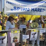 Prima zi de școală începe cu proteste. Sindicatele cer demisia ministrului Educației, părinții se plâng de flori prea scumpe
