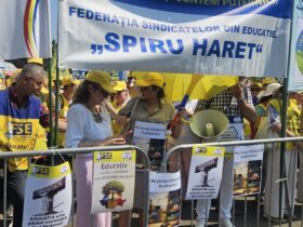 Prima zi de școală începe cu proteste. Sindicatele cer demisia ministrului Educației, părinții se plâng de flori prea scumpe