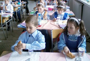 Viitorul elevilor din România, echivalentul unei mese calde de 15 lei. Ministrul Educației, despre ce mai înseamnă „Cornul și laptele“