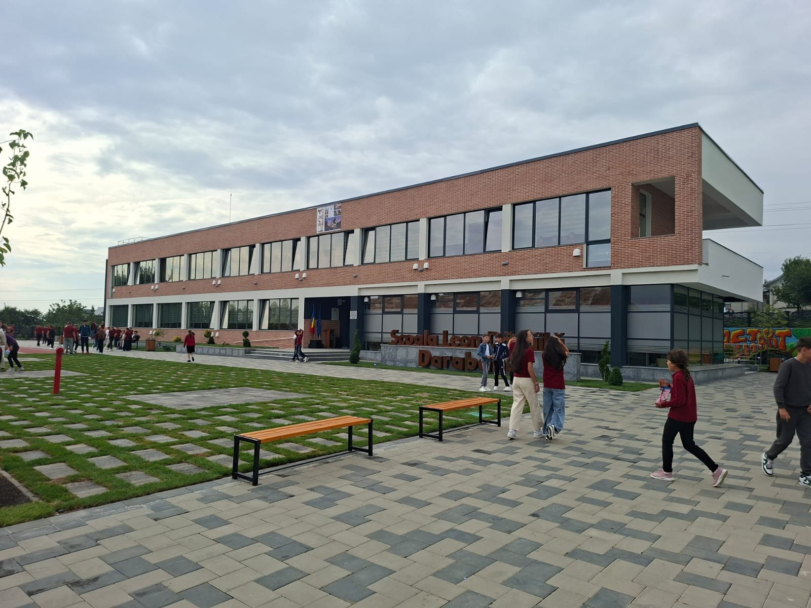 Cum arată una dintre cele mai moderne școli din România. Se află într-un orășel de la capătul țării și este un adevărat cuib de olimpici