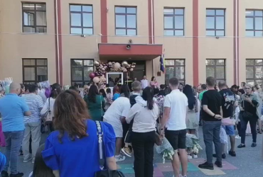 Emoții și bucurie în prima zi de școală. Cum au fost primiți elevii. Festivități scurte în țară, în semn de solidaritate pentru proteste