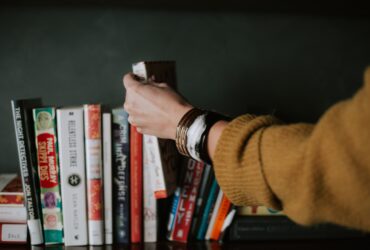 Românii nu mai vor să deschidă vreo carte: doar 7% din populație mai citește. Suntem pe ultimul loc în UE. „Cifrele sunt îngrozitoare”