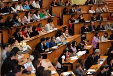 Legea care crește ponderea stagiilor de practică universitare la 75% a trecut de Senat