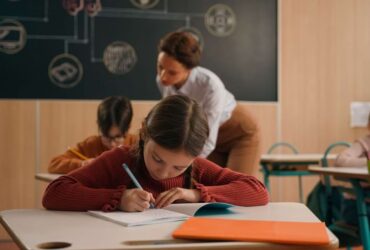 Scrisoarea unei eleve olimpice către ministrul Educației: „Oare elevii își vor mai dori să rămână în țară?”