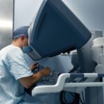 Cum și-a recăpătat viața un brașovean de 74 de ani după ce medicii i-au reconstruit vezica din intestin, printr-o operație robotică la MedLife