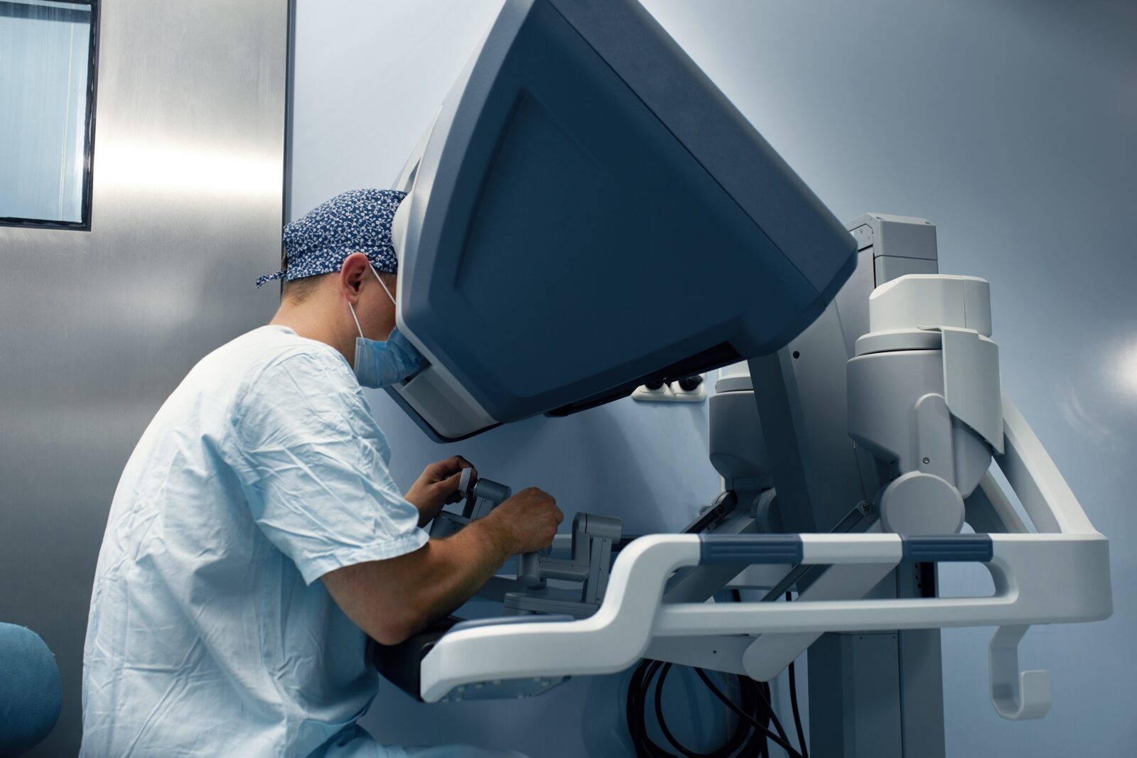 Cum și-a recăpătat viața un brașovean de 74 de ani după ce medicii i-au reconstruit vezica din intestin, printr-o operație robotică la MedLife