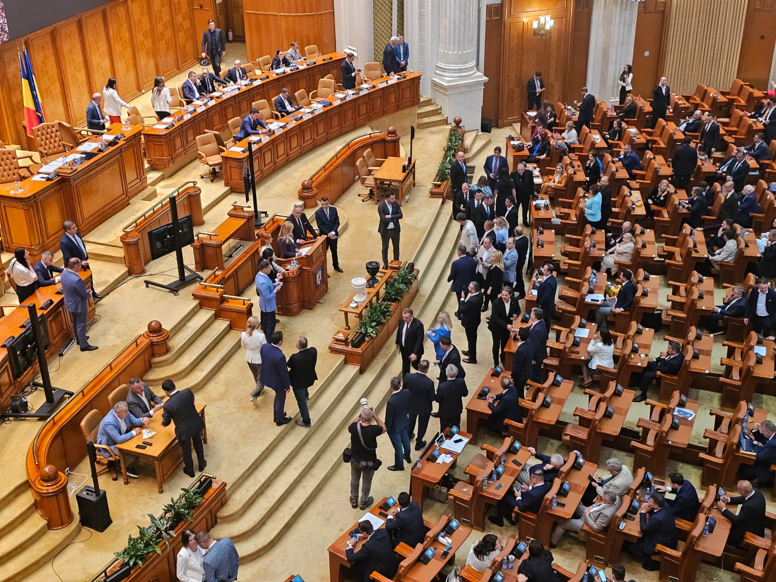 LIVE VIDEO Eșec pe linie în Parlament pentru opoziție. Toate cele patru moțiuni de cenzură depuse de AUR, POT și SOS România împotriva Guvernului au picat. Bolojan: „Nu se înțelege care e obiecția opoziției, că facem prea multă reformă sau prea puțină?”