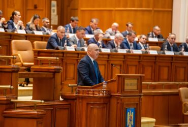 Val uriaș de modificări depuse la legile asumate de Guvern. Cresc impozitele pentru marile averi și scad salariile în instituții autonome