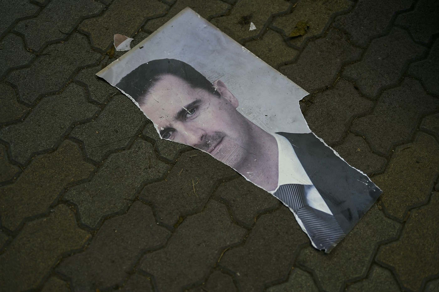 Bashar al-Assad, dat în urmărire prin Interpol. Siria a emis un mandat de arestare pe numele fostului președinte, acuzat de crime și tortură