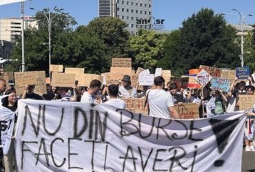 Studenții, revoltați la început de an universitar de tăierea burselor și eliminarea transportului gratuit
