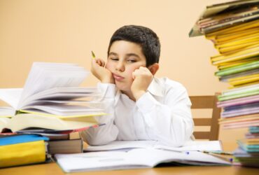 Burnout școlar. Tot mai mulți elevi cedează psihic din cauza presiunii: „Fiica mea de clasa a VII-a a făcut gastrită de stres”