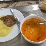 Masa de prânz la cantina studențească: „Deci avem așa, o ciorbă, un piure cu cotlet de porc.” Cât costă