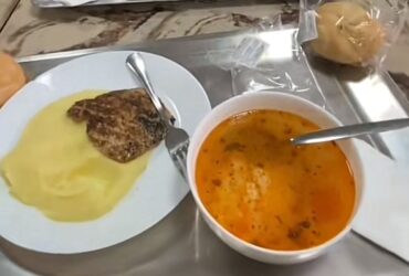 Masa de prânz la cantina studențească: „Deci avem așa, o ciorbă, un piure cu cotlet de porc.” Cât costă